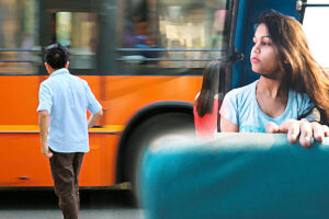 Ladki_lutera-bus-crime-story-mk