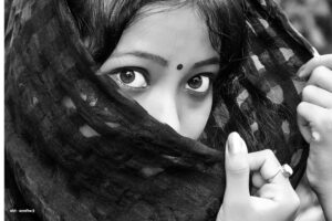 Social Stories in Hindi : जल्दी अमीर बनने के लालच में महिला ने बनाया हनीट्रैप गिरोह